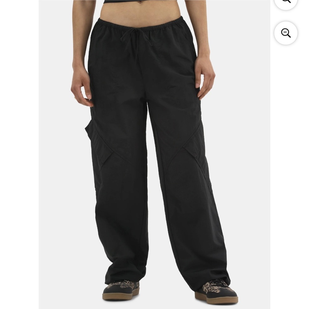 NO Boundaries Parachute
Pants, Women's Black Cargo Pants size M never warm - Picture 2 of 13